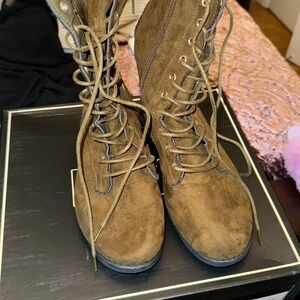 SIZE 7 1/2 WOMENS BOOTS